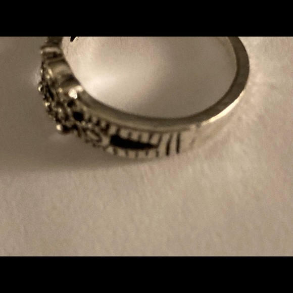 Size 4 silver Ring with intricate design - Picture 3 of 8